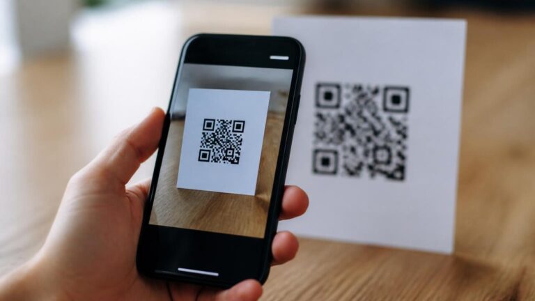 Pessoa apontando smartphone para um código QR impresso