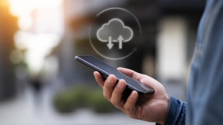 Pessoa usando smartphone com ícones de nuvem e sincronização em segundo plano