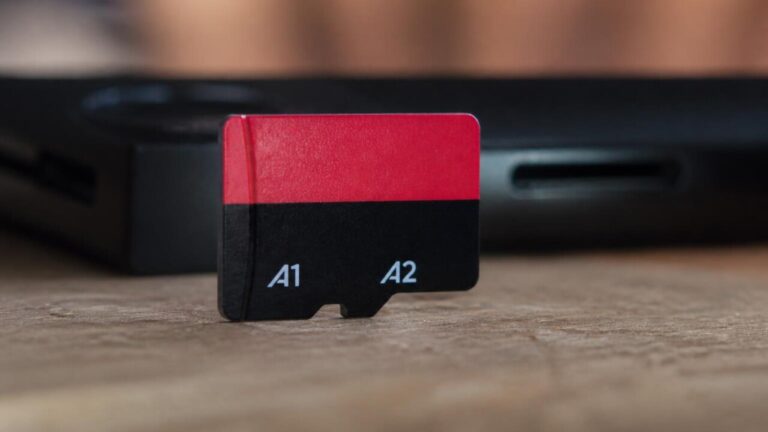Cartão microSD com as marcações A1 e A2 destacadas sobre uma superfície neutra