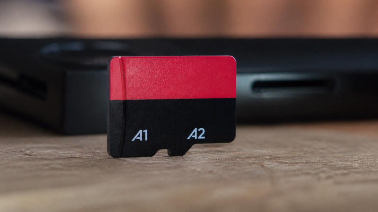 Cartão microSD com as marcações A1 e A2 destacadas sobre uma superfície neutra